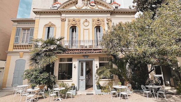 A historic building with ornate architecture, a balcony, and outdoor seating. - Hôtel Belle Meunière (Nice)