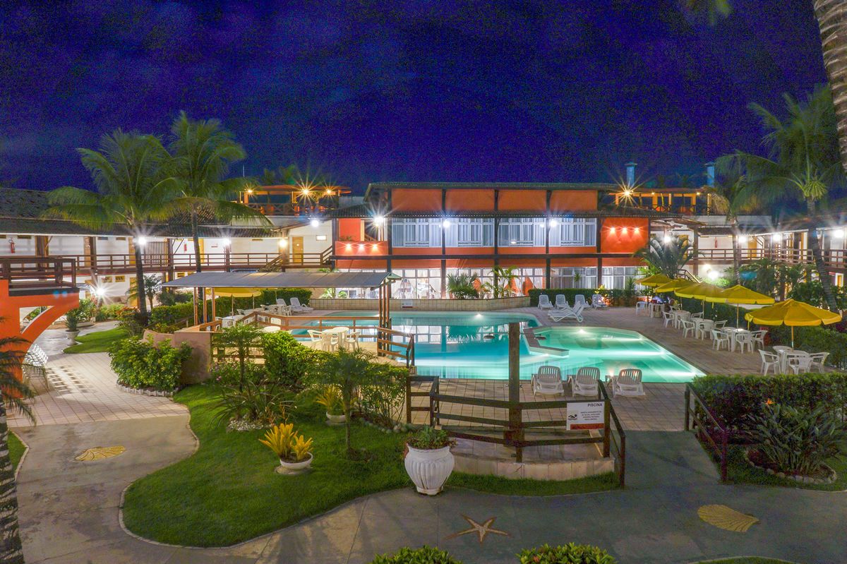 outdoor pool, open 8 am to 8 pm, pool loungers