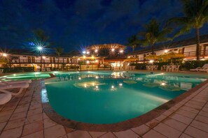 Outdoor pool, open 8 AM to 8 PM, pool loungers - Vilarejo Praia Hotel (Rio das Ostras)