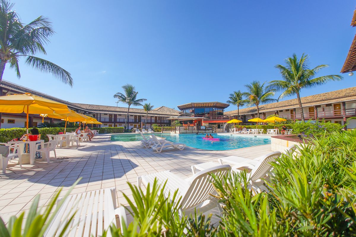 屋外プール、営業時間 8:00 ～ 20:00、サンラウンジャー