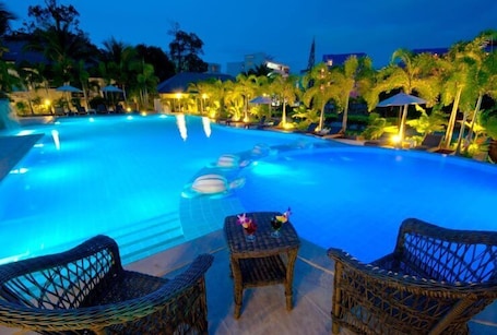 Outdoor pool, pool umbrellas, sun loungers