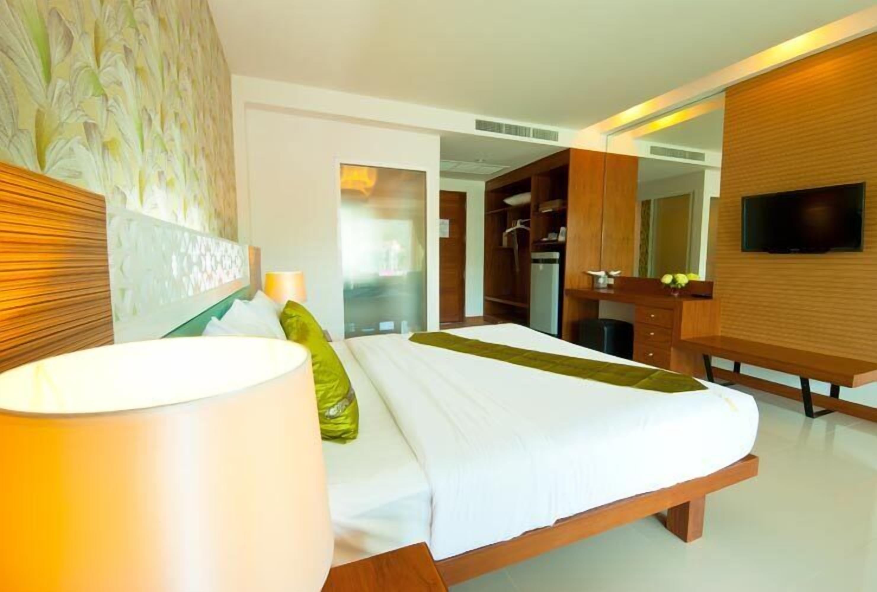 deluxe double room | 1 bedroom, minibar, in-room safe, blackout curtains
