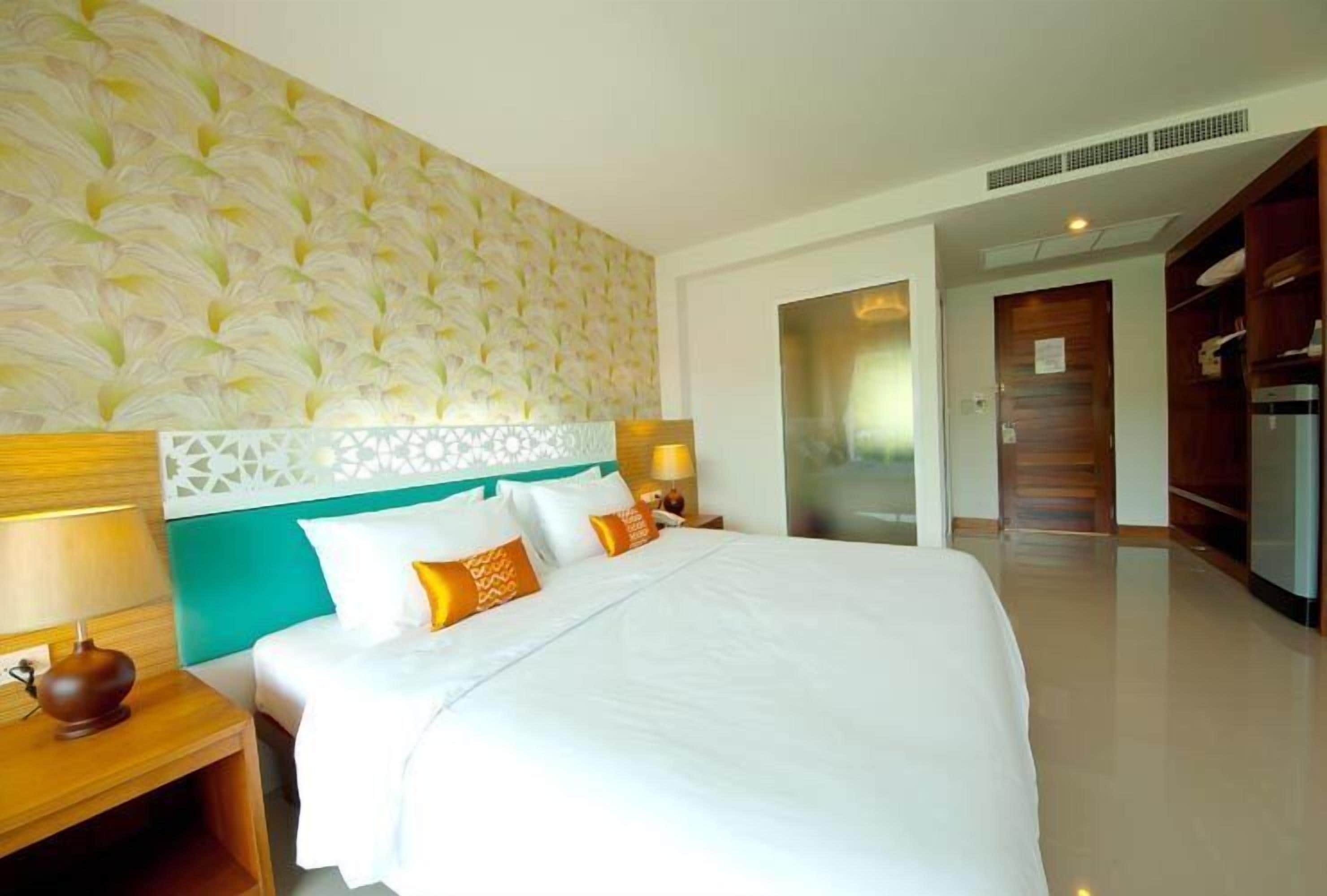 deluxe double room | 1 bedroom, minibar, in-room safe, blackout curtains