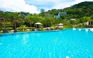 Outdoor pool, pool umbrellas, pool loungers - P.S Hill Resort (Patong)
