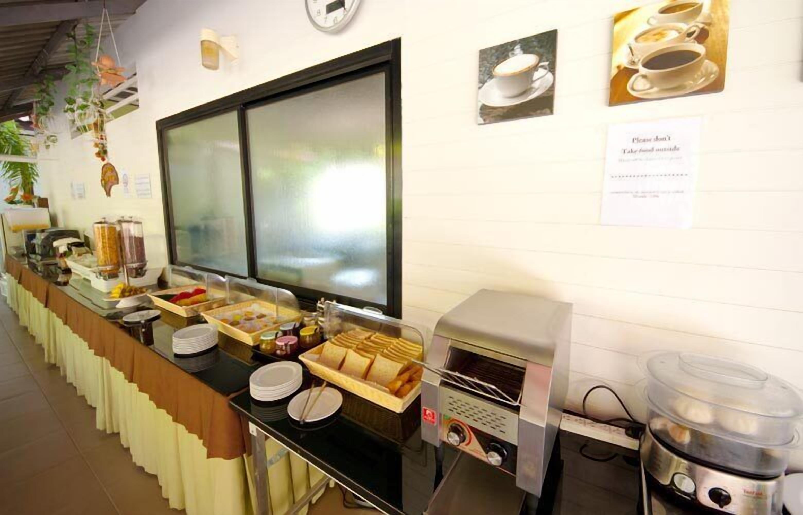 daily buffet breakfast for a fee