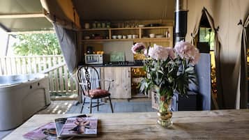 Apartment, Ensuite (6- Safari Lodge) | Dining