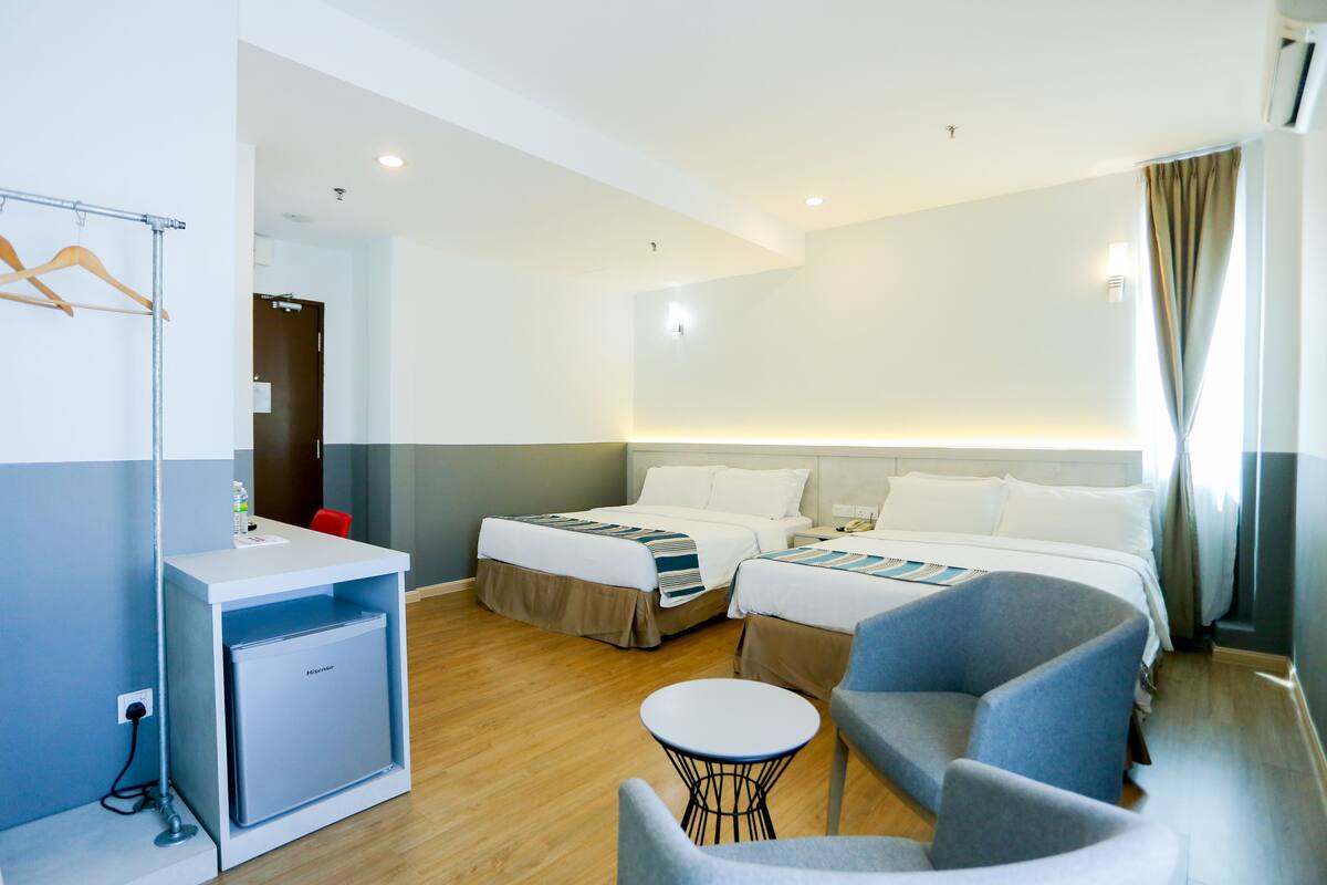 Family Room | Desk, iron/ironing board (on request), WiFi (free), bed sheets