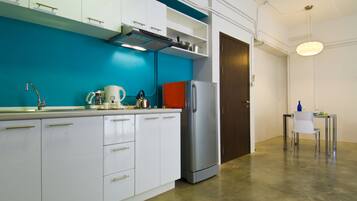 Full-sized fridge, microwave, stovetop, coffee/tea maker