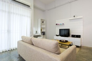 Ropa de cama de alta calidad y caja de seguridad en la habitación