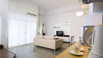 Studio | 1 bedroom, premium bedding, in-room safe, desk
