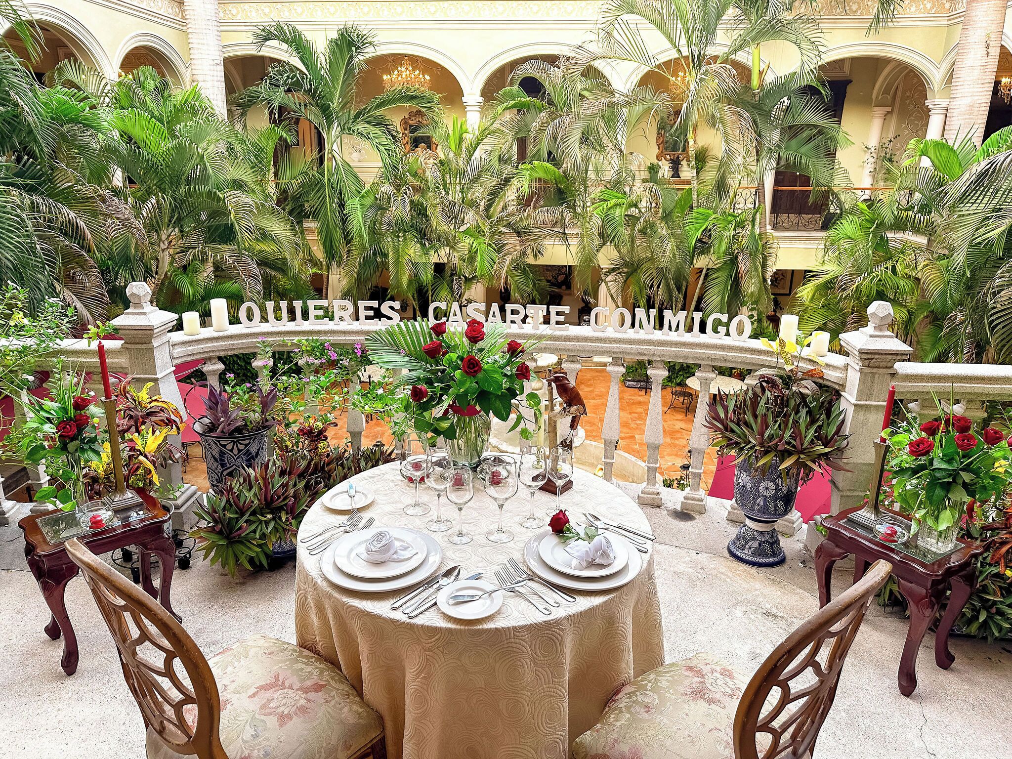 3 restaurantes; se sirven desayunos, almuerzos, cenas y cocina mexicana 