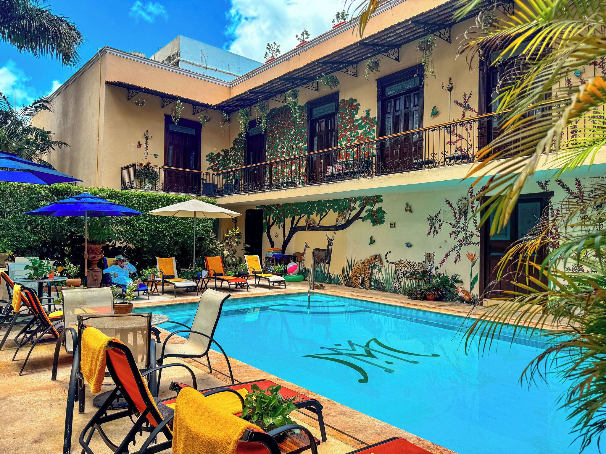 Außenpool, geöffnet von 09:00 Uhr bis 21:00 Uhr, Sonnenschirme