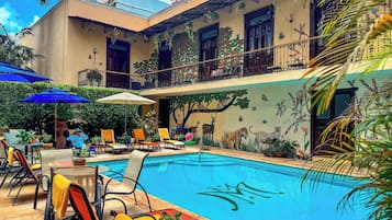 Außenpool, geöffnet von 09:00 Uhr bis 21:00 Uhr, Sonnenschirme