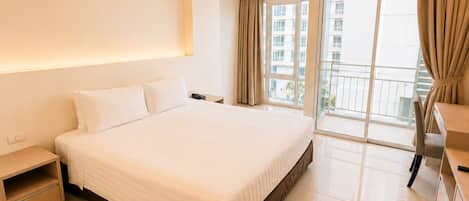 Executive Studio, 1 King Bed | Desk, free WiFi, bed sheets