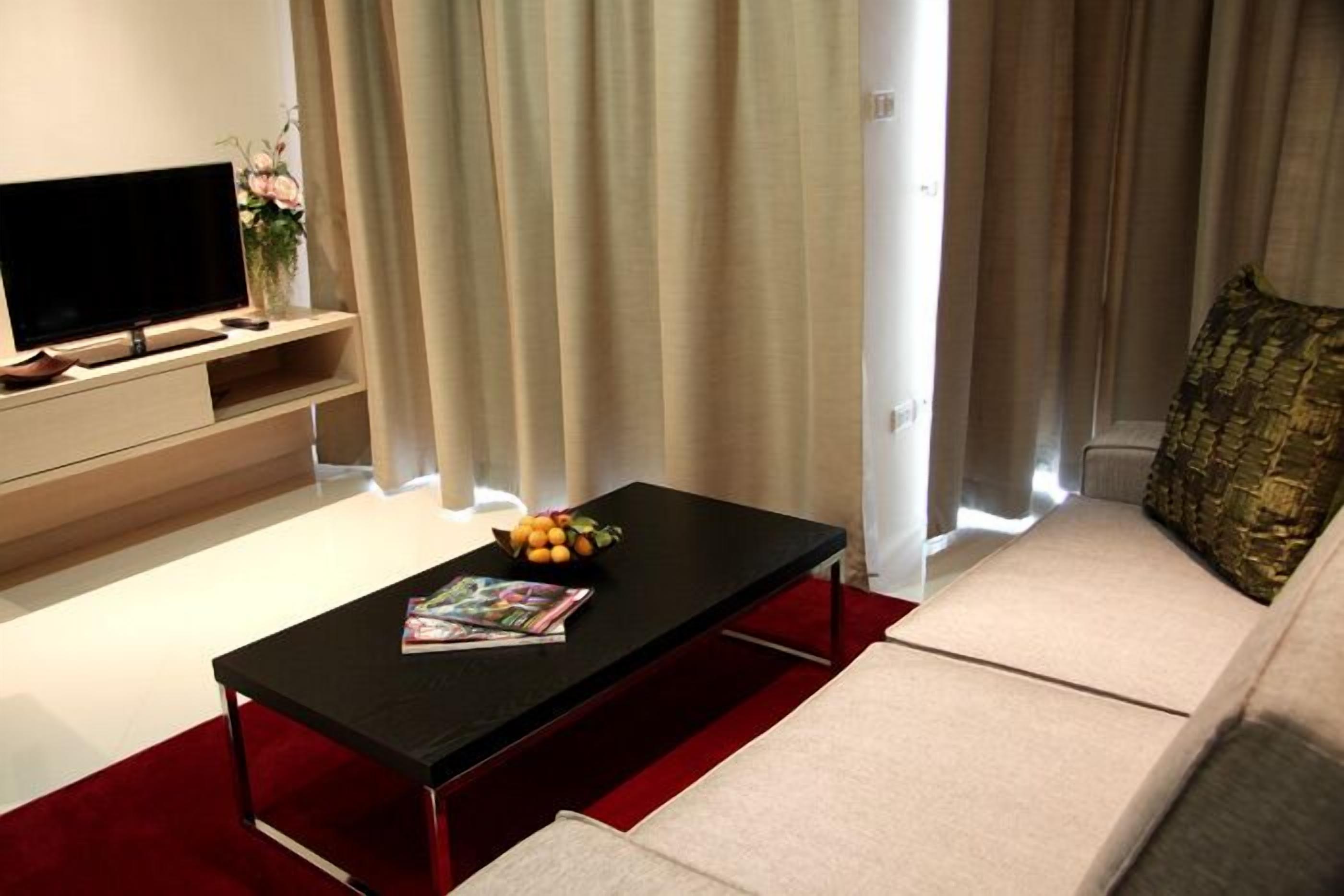 deluxe suite | living area | flat-screen tv