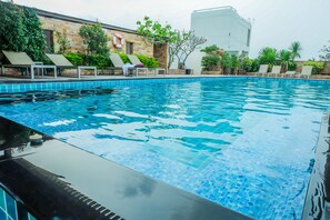 Piscine extérieure, chaises longues