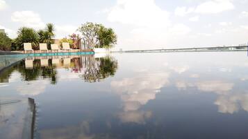 Εξωτερική πισίνα, ξαπλώστρες