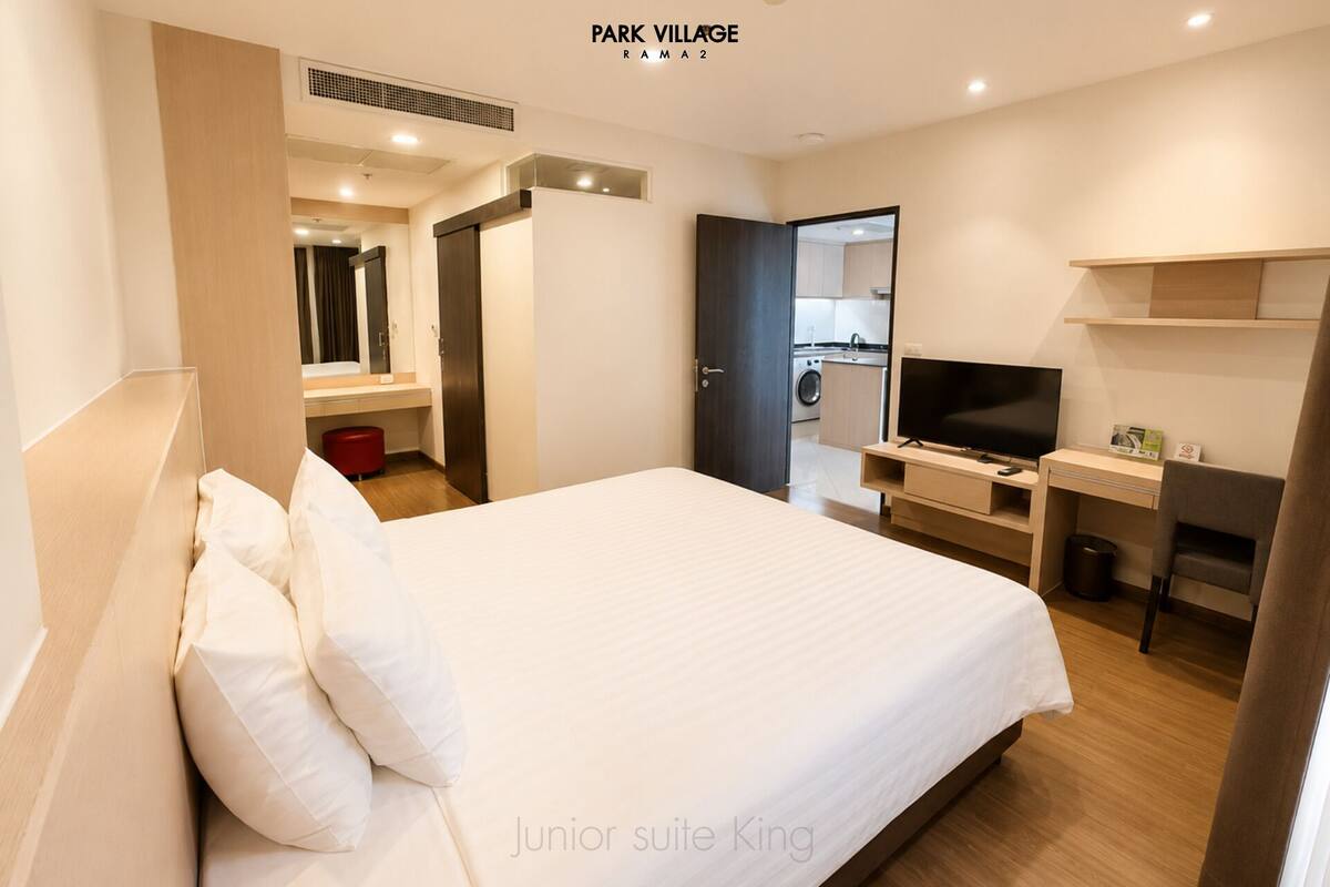 Junior King Suite | Desk, WiFi (free), bed sheets