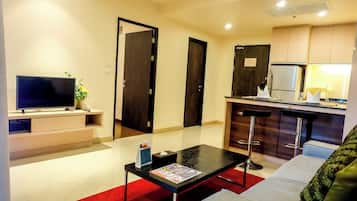 Junior Twin Suite | Living area | Flat-screen TV