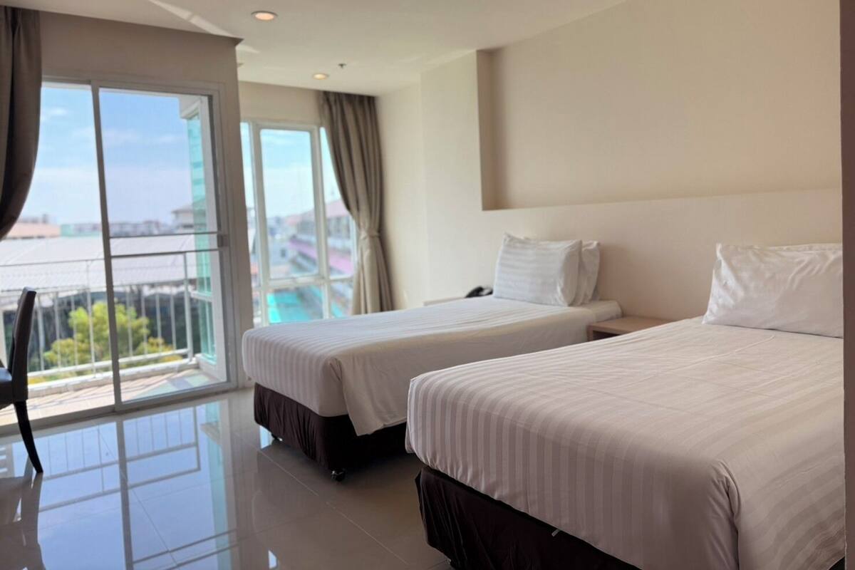 Executive Studio, 2 Twin Beds | Desk, WiFi (free), bed sheets