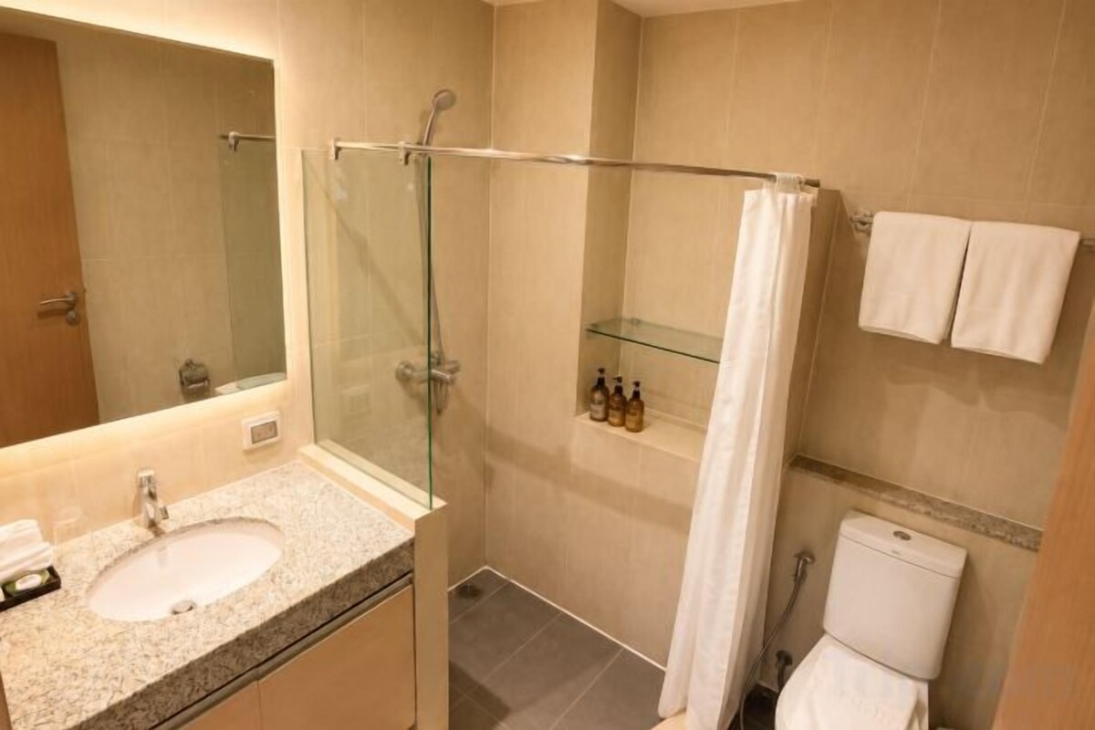 Dusche, kostenlose Toilettenartikel, Haartrockner, Handtücher