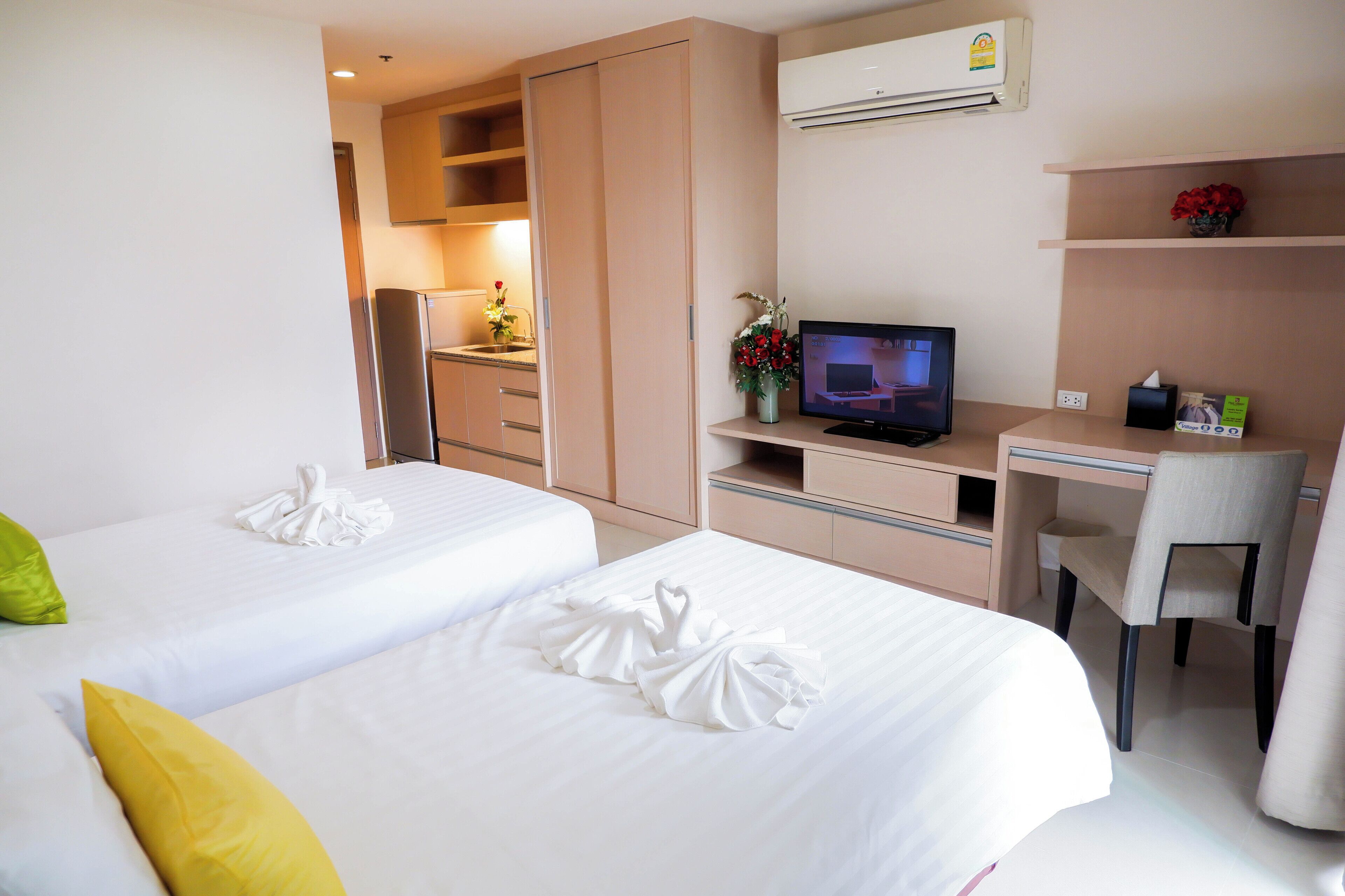 Estudio ejecutivo, 2 camas individuales | Escritorio, cortinas blackout, wifi gratis y ropa de cama 