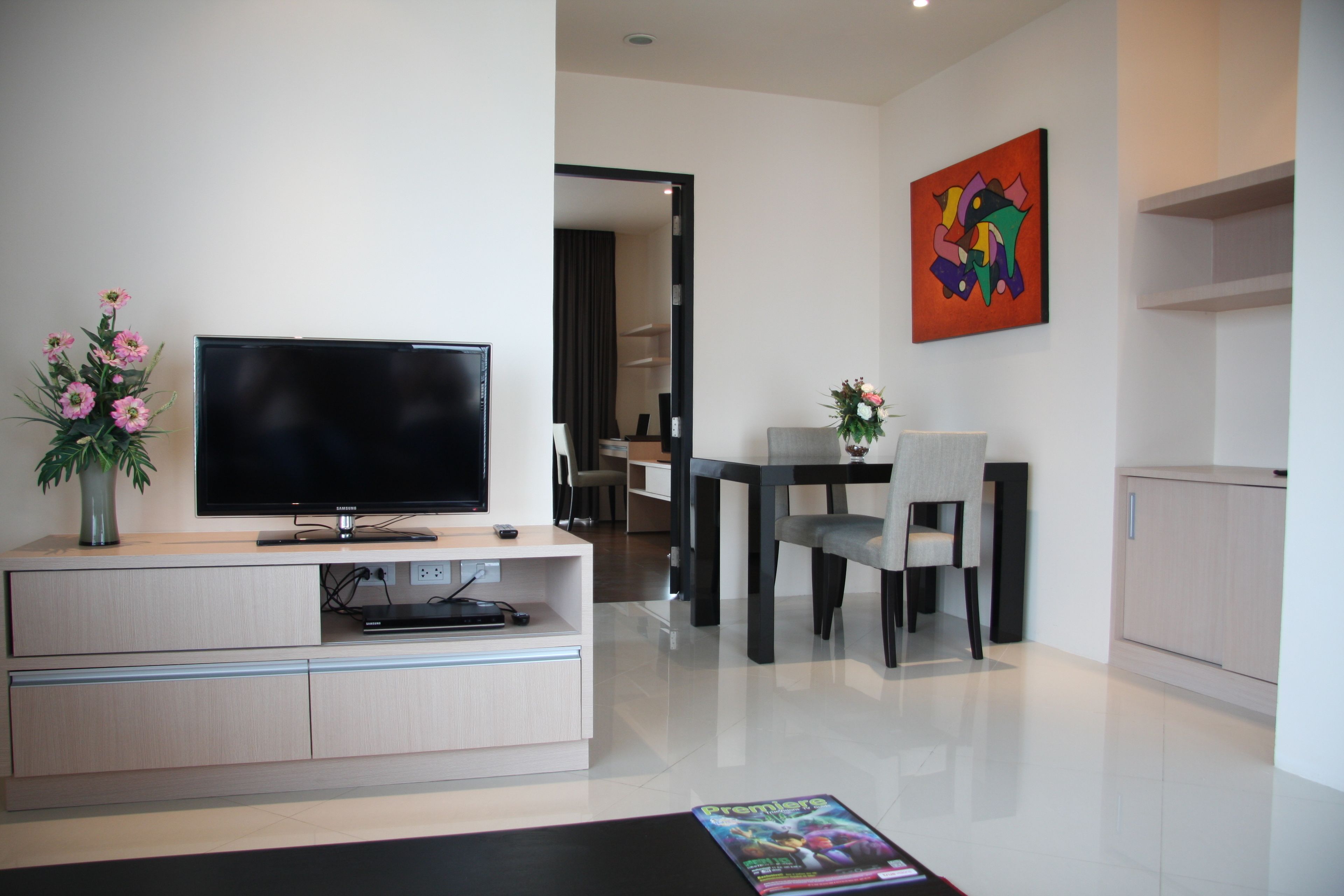 junior room, corner | living area | flat-screen tv