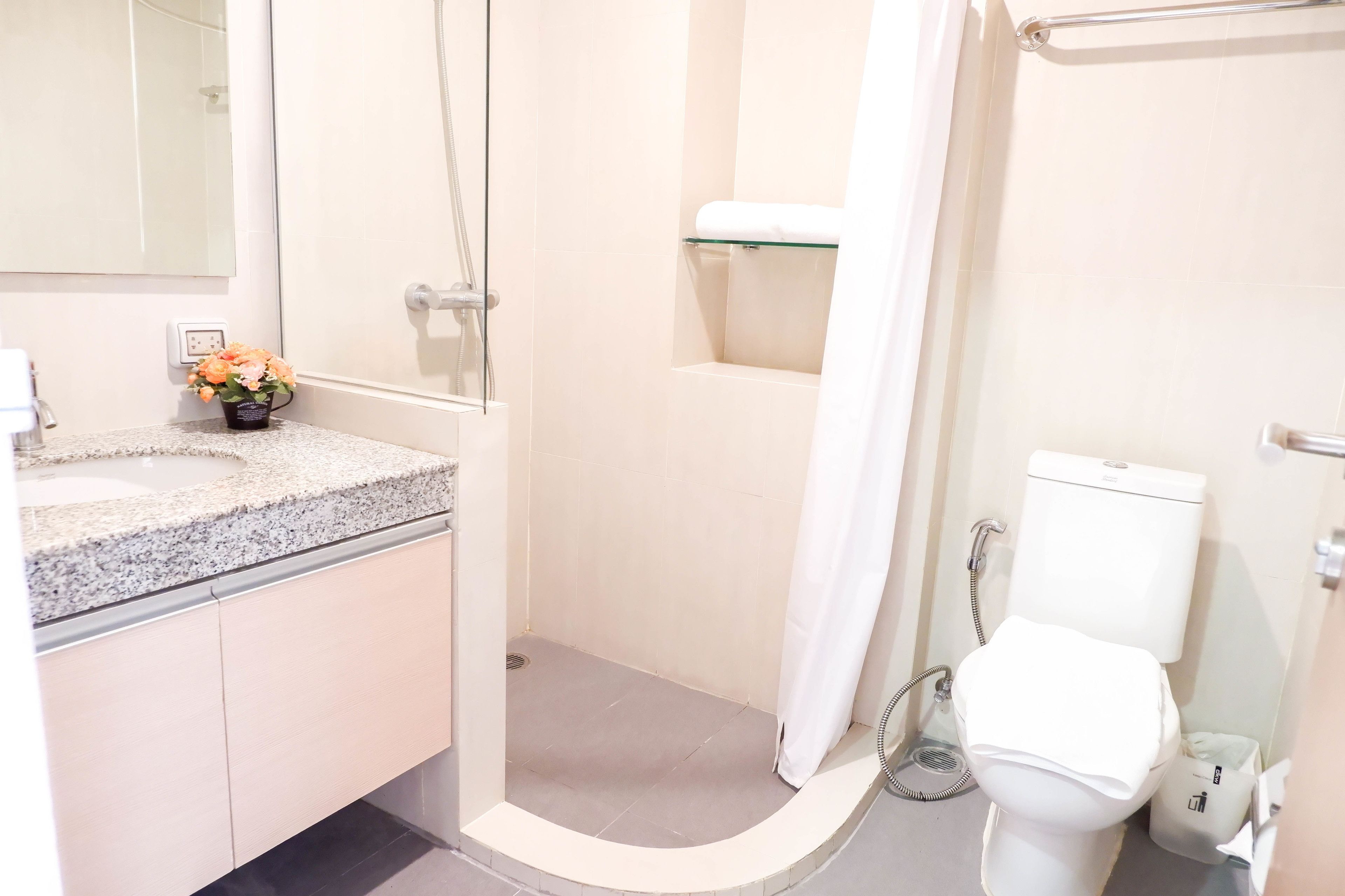 executive studio, 1 king bed | bathroom shower