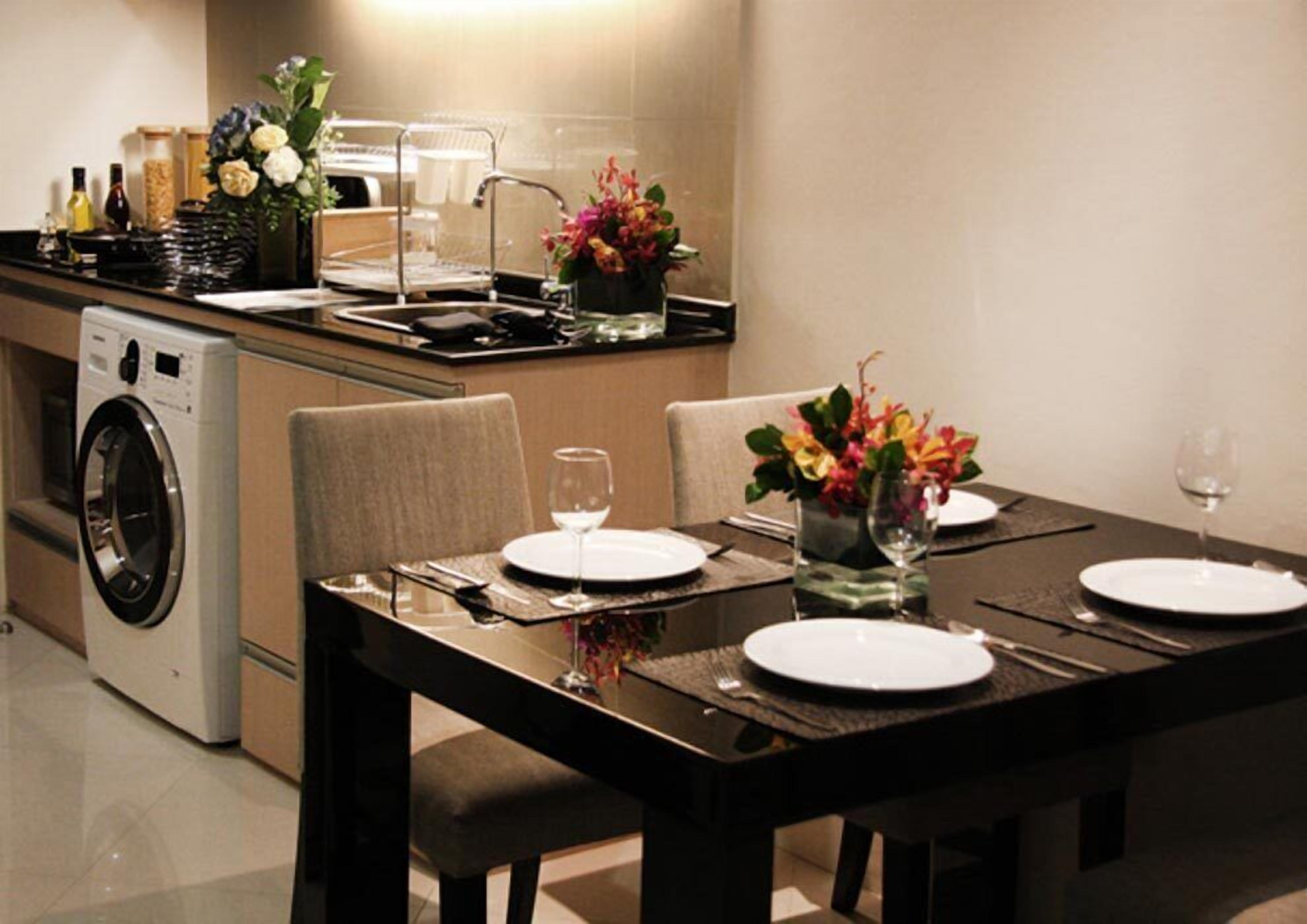 deluxe suite | in-room dining