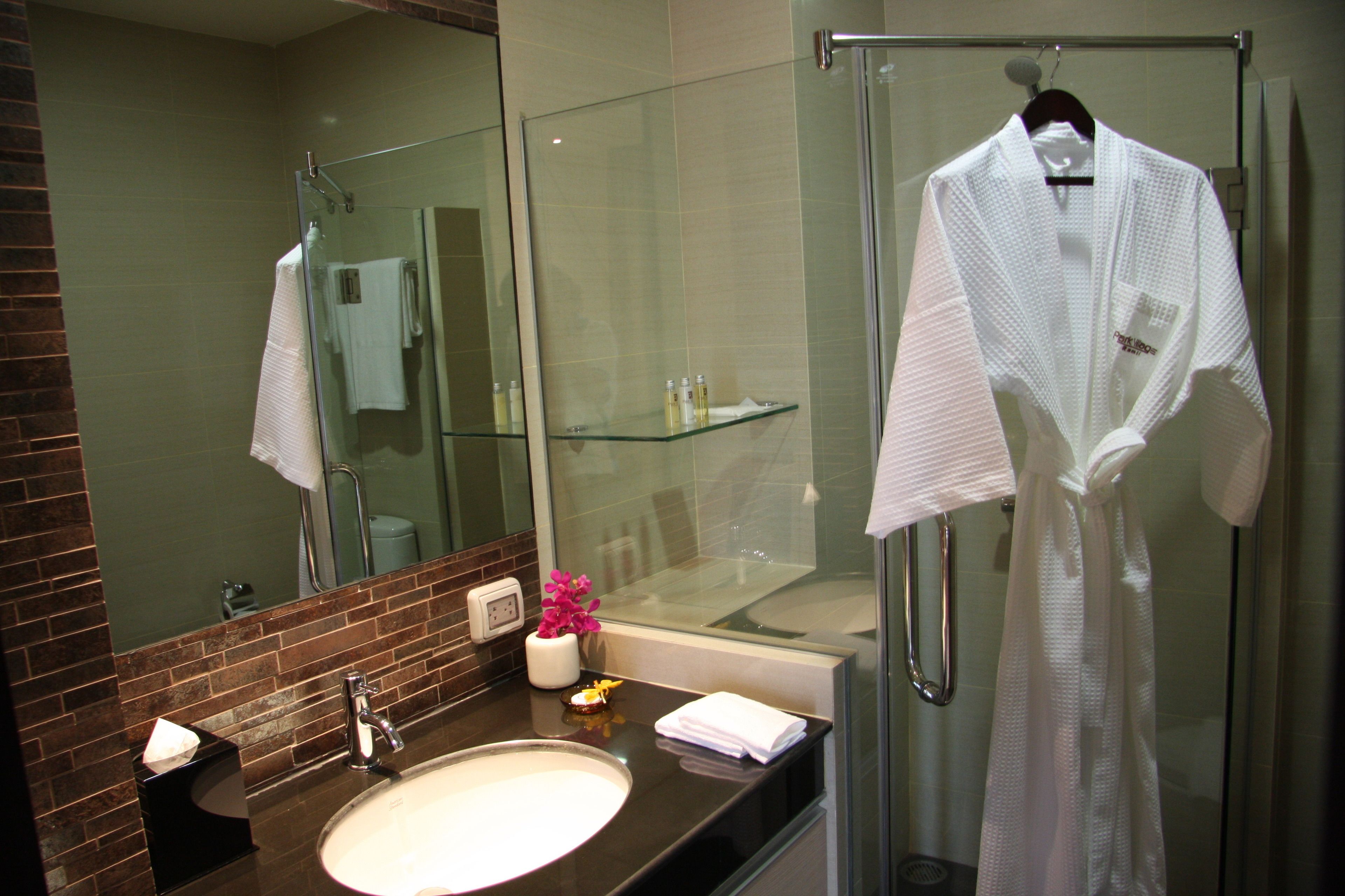 deluxe suite | bathroom | shower, free toiletries, towels