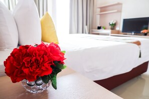 Executive Studio, 1 King Bed | Desk, free WiFi, bed sheets
