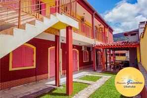 32-inch LED TV with satellite channels, toys - Pousada Gaivotas de Maranduba (Ubatuba)