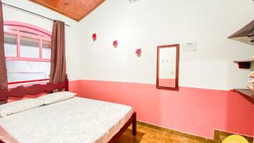 1 habitación, cortinas blackout, wifi gratis y ropa de cama