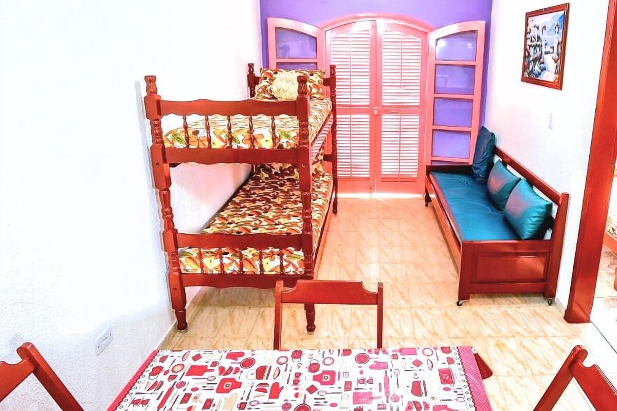 Una habitación con literas, un sofá y una pequeña mesa.