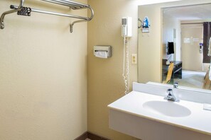 Bathtub, free toiletries, towels - Motel 75 Monroe (Monroe)