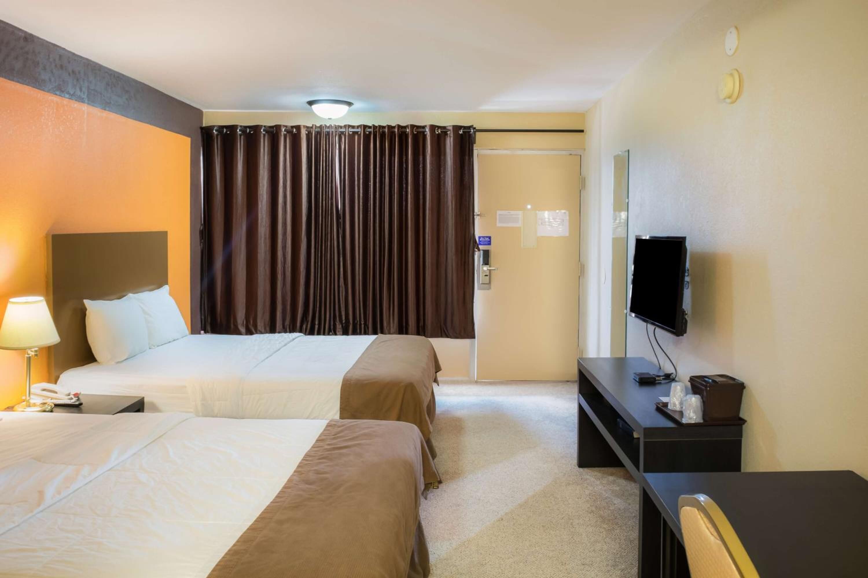 أغطية فراش متميزة ومكتب وواي فاي مجانًا وملاءات أسرّة