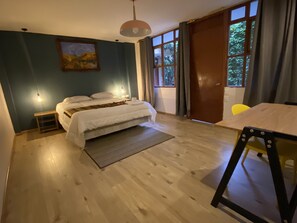 Habitación doble Deluxe, en el área del jardín | Ropa de cama de alta calidad y caja de seguridad en la habitación 