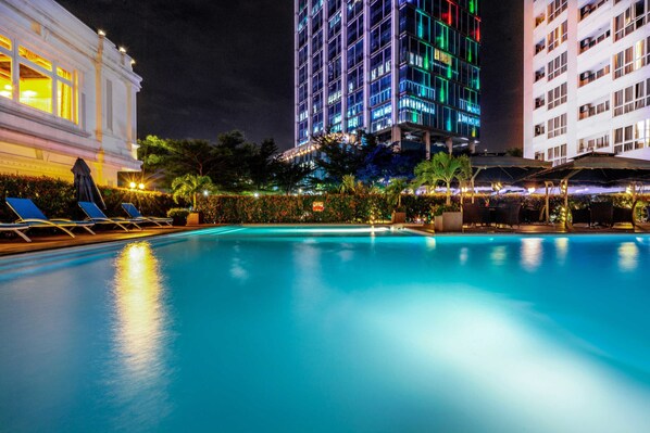 Outdoor pool, open 6:00 AM to 9:30 PM, pool loungers - Becamex Hotel Thu Dau Mot (Ho Chi Minh City)