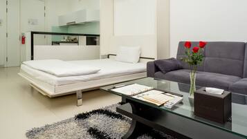 Junior Suite | Minibar, in-room safe, desk, blackout drapes