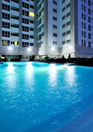 Outdoor pool, open 6:00 AM to 9:30 PM, pool loungers - Becamex Hotel Thu Dau Mot (Ho Chi Minh City)