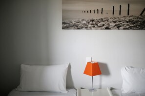 Habitació amb dos llits individuals, bany compartit | Wifi gratuïta i roba de llit 