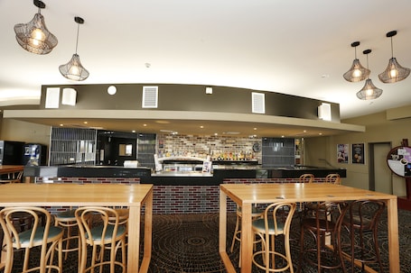 供应午餐和晚餐