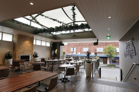 Se sirven almuerzos y cenas. The Lakes Hotel