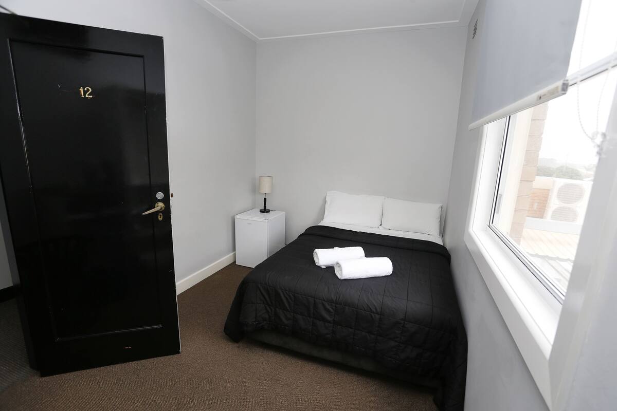 Budget Double Room, Shared Bathroom | WiFi (free), bed sheets