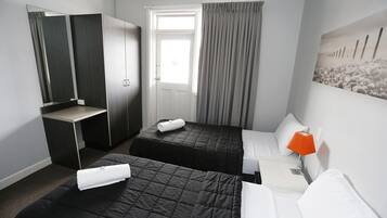 Habitació amb dos llits individuals, bany compartit | 2 dormitoris, wifi gratuïta i roba de llit