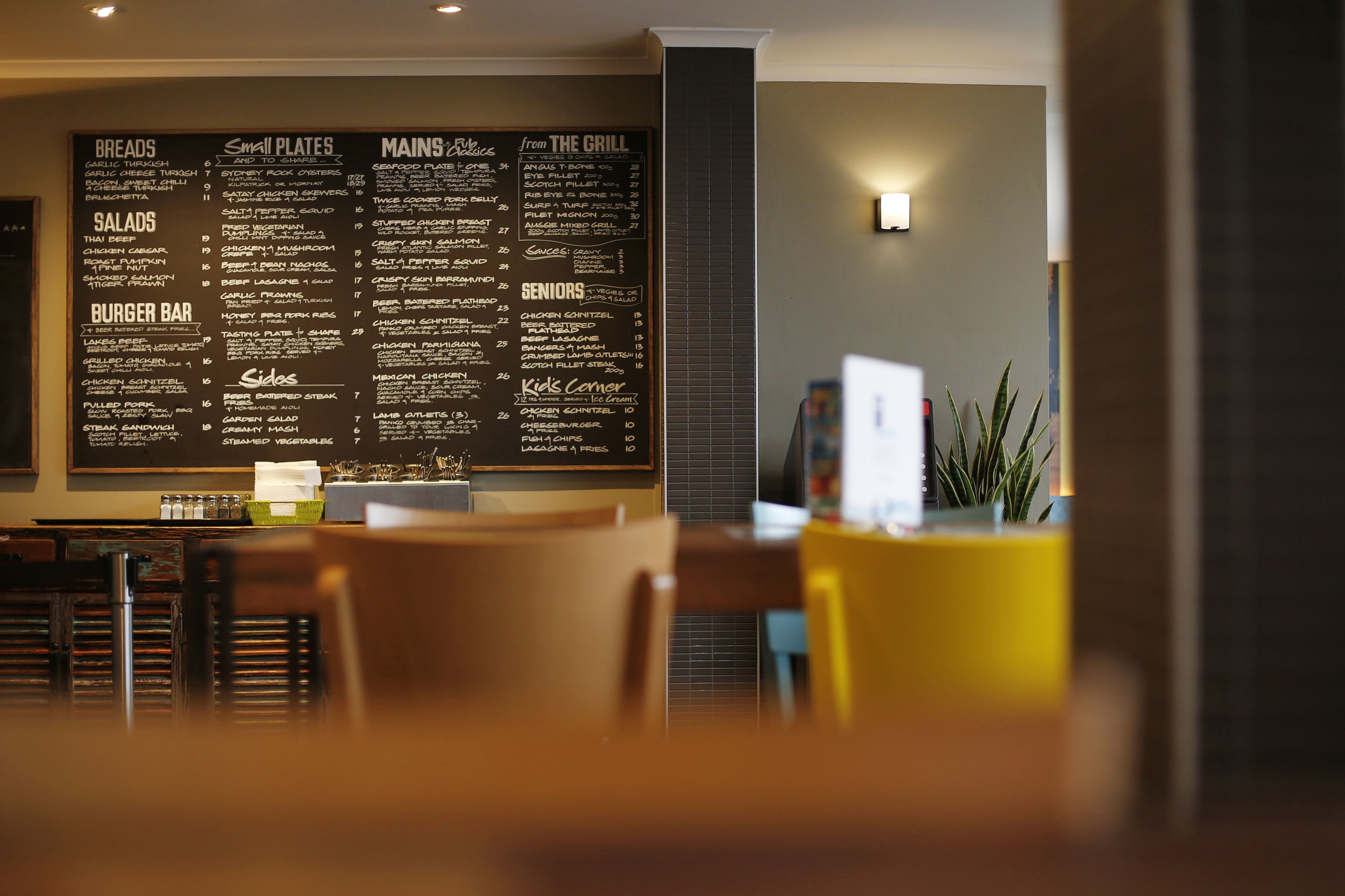 Un menú de restaurante con diversas categorías de comida y platos.