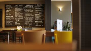 Un menú de restaurante con diversas categorías de comida y platos.