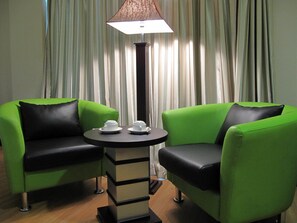 32-inch LCD TV with premium TV channels, TV