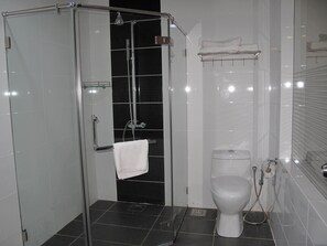 Rom – superior | Bad | Dusj, hårføner, tøfler og håndklær