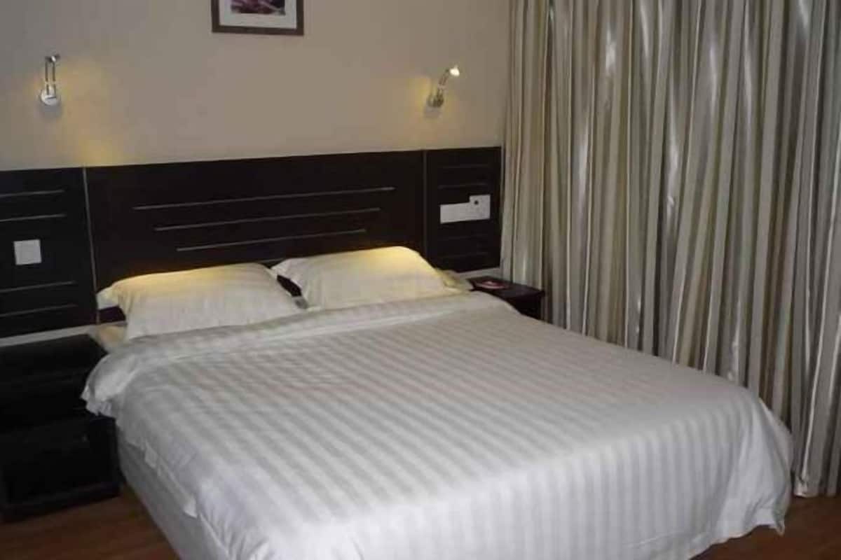In-room safe, iron/ironing board, free WiFi, bed sheets